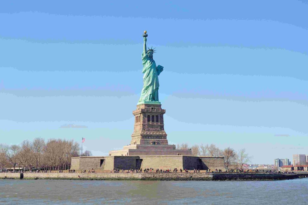 statue-of-liberty-united-states-top-15-countries-by-GDP-in-2025