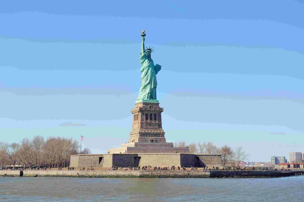 statue-of-liberty-united-states-top-15-countries-by-GDP-in-2025